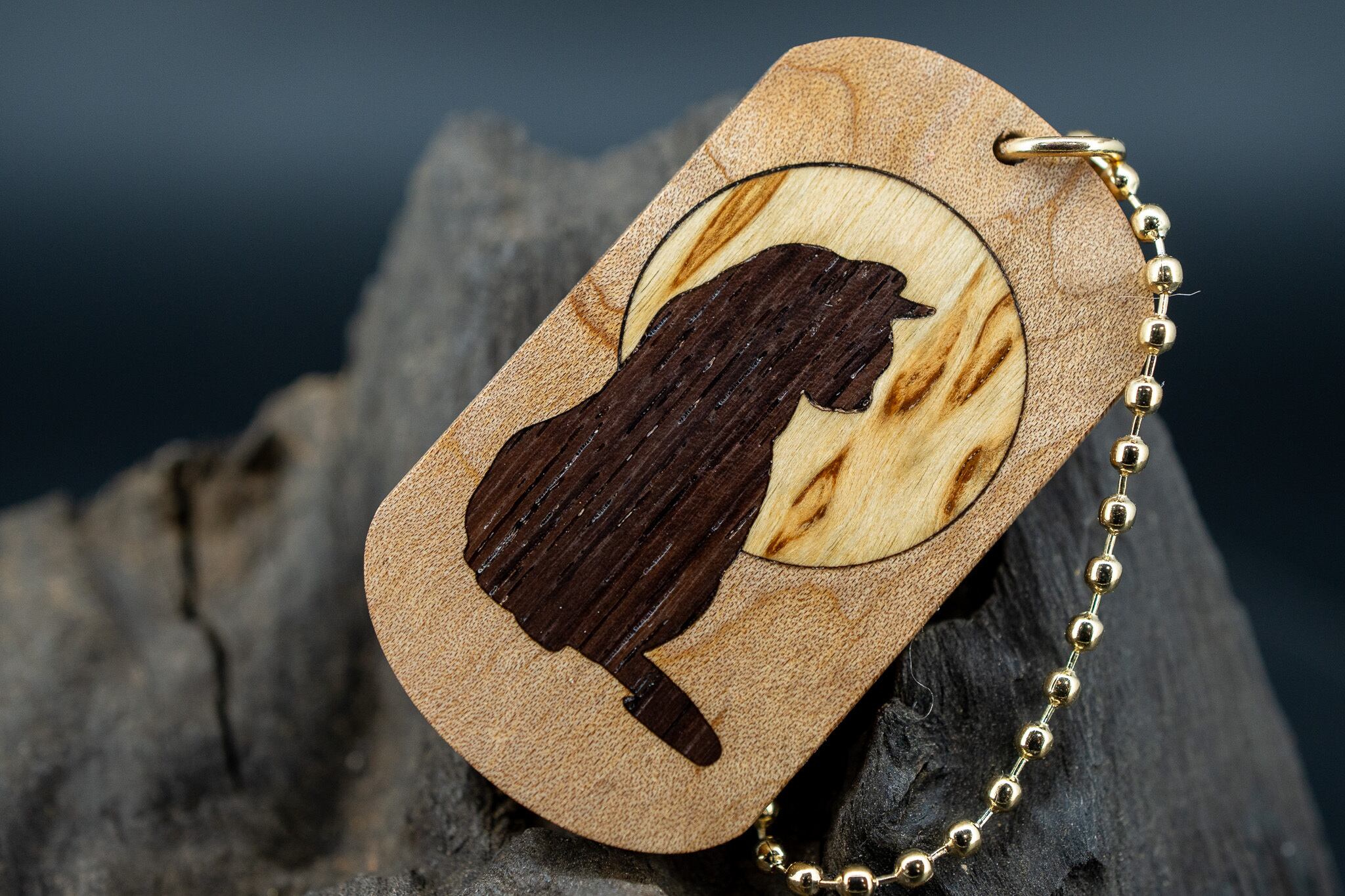 【カナダの象徴】ハードメープル ドッグタグ 木象嵌 横を向く上品な猫