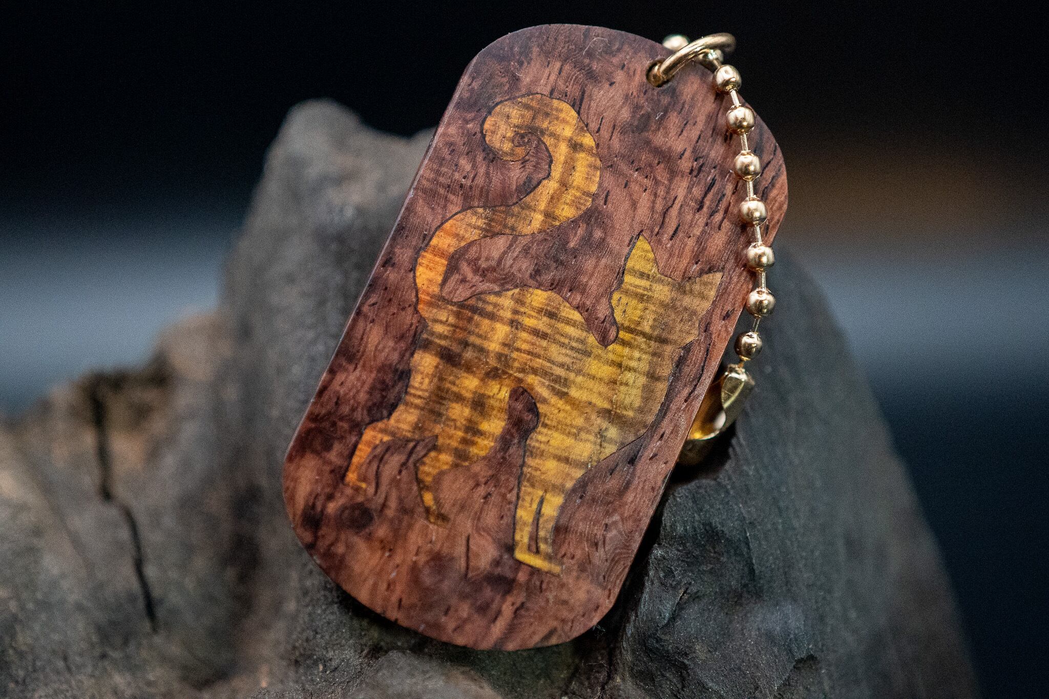 ※【最高峰の鳥眼杢】バーズアイローズウッド ドッグタグ 象嵌 探る視線