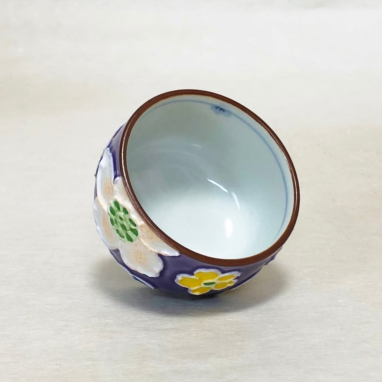 昇峰窯＞花尽くし ぐい呑み（紫） | UTSUWAYA かねみん