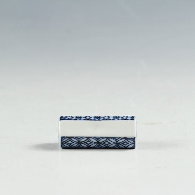 名窯 清水焼( Kiyomizu ware/,Kyoto) 青花 菱卍に七宝繋ぎ文 箸置き 1