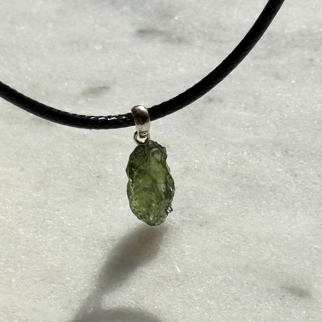 【本場買い付け】【最高品質】【希少石】モルダバイト　ペンダント（革ひも　or　チェーンつき　☆選べます）　NO.3