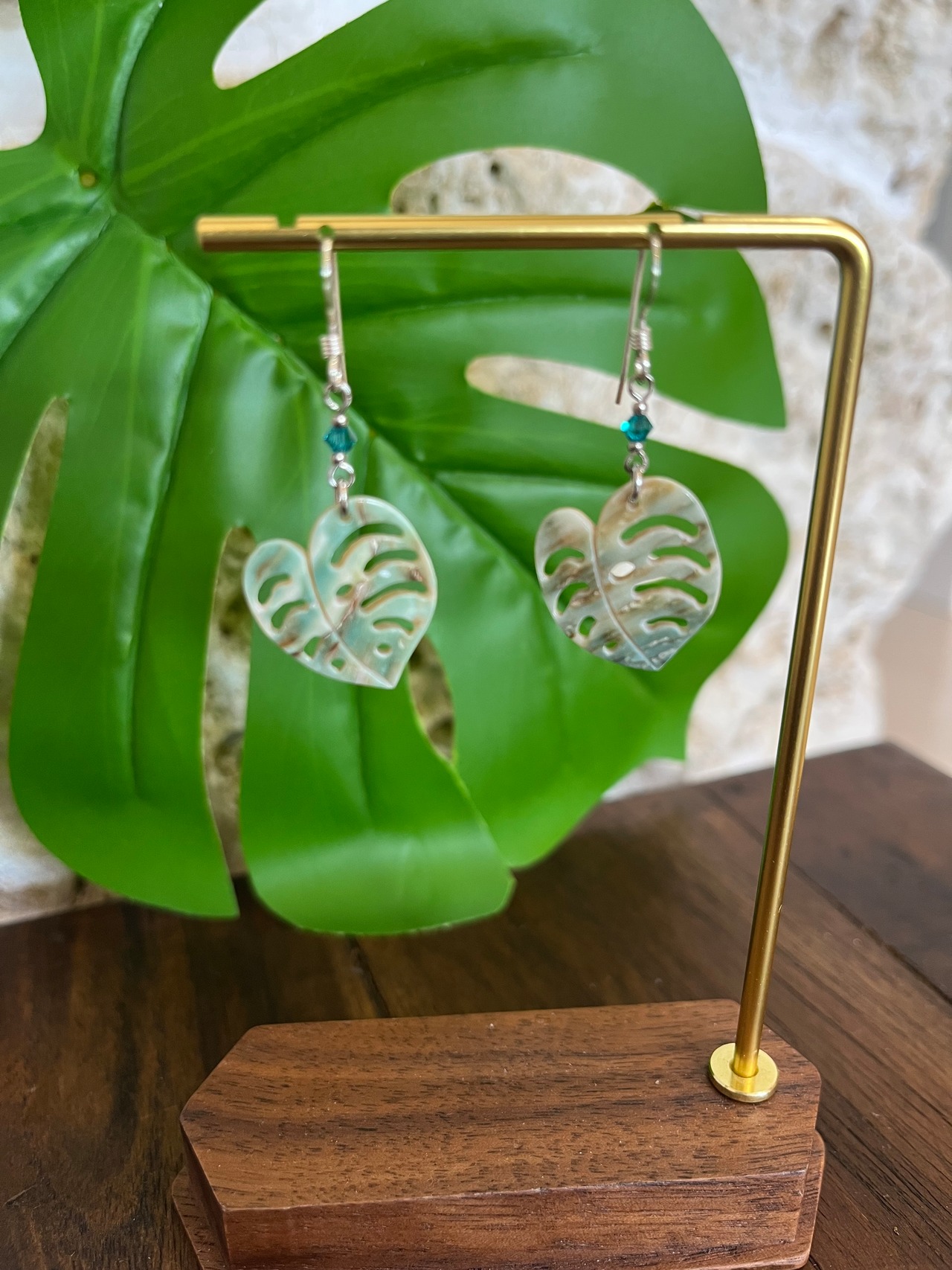 夜光貝のモンステラピアス