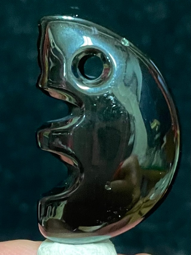 1) 隠岐の島・黒曜石(獣型勾玉)