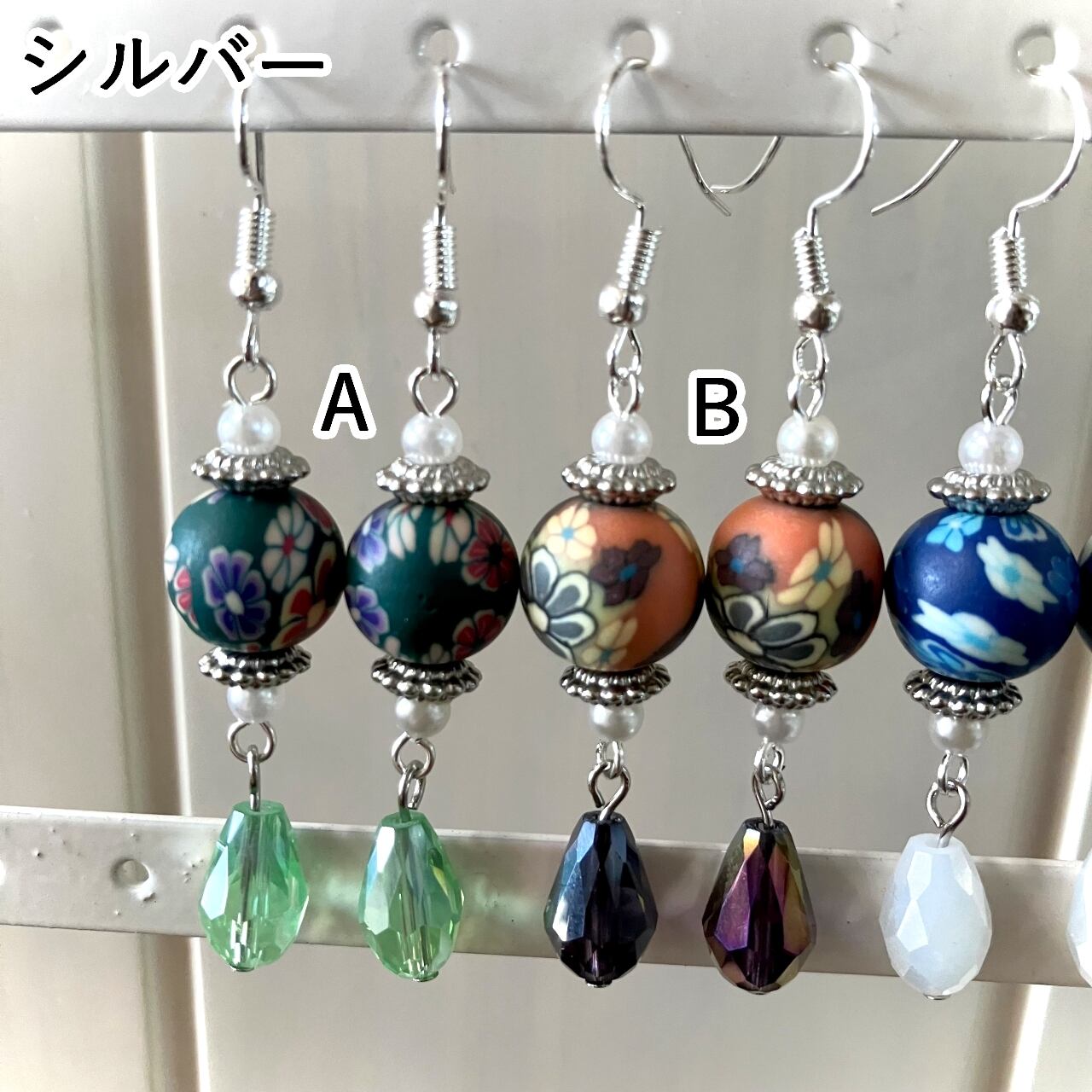 花柄×ガラスビーズの耳飾り(ピアス/イヤリング) | Agressens