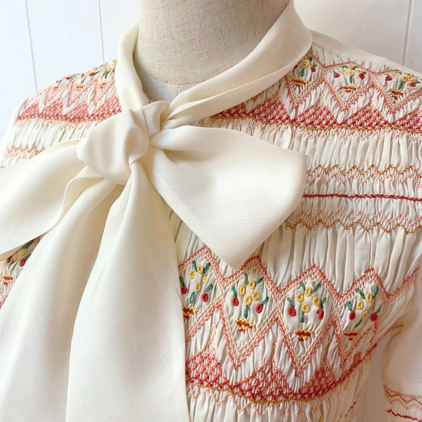 flower smocking big ribbon china blouse