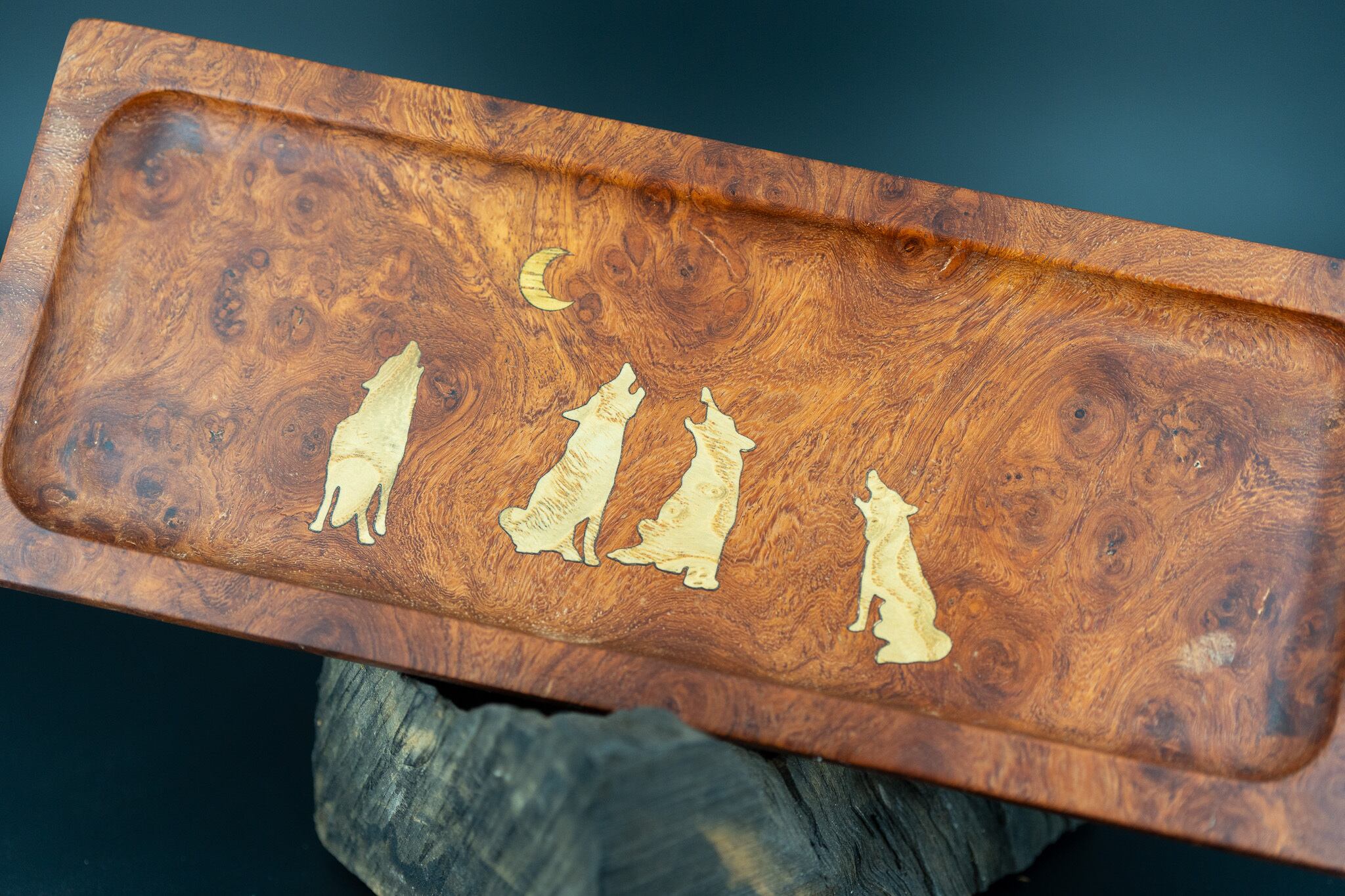 【朱色の銘木】 本花梨瘤杢 ペントレイ 象嵌 月に吠える