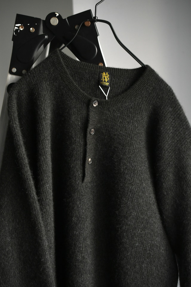 BATONER / CASHMERE FOX HENLEY NECK (Charcoal)