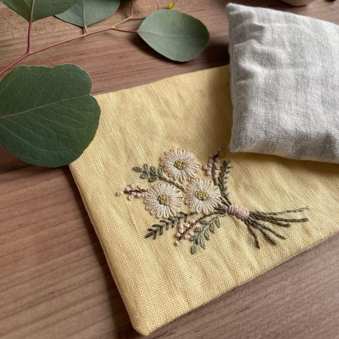 心ほぐれる＊花刺繍の温熱あずきアイピロー（イエロー） | 花と糸と。