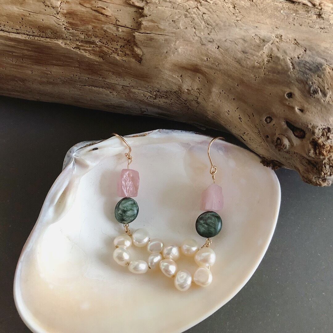ローズクォーツとセラフィナイトの淡水パールサークルピアス