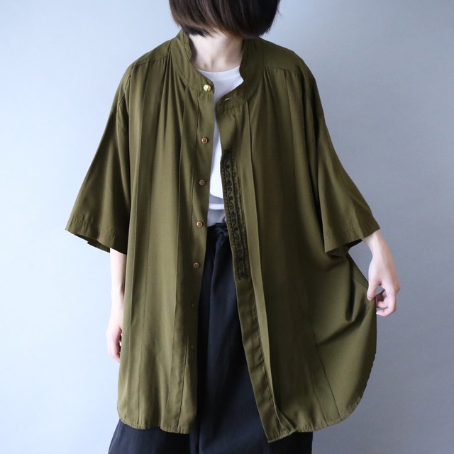"刺繍"  fry-front  and front pleats minimal design over silhouette h/s shirt