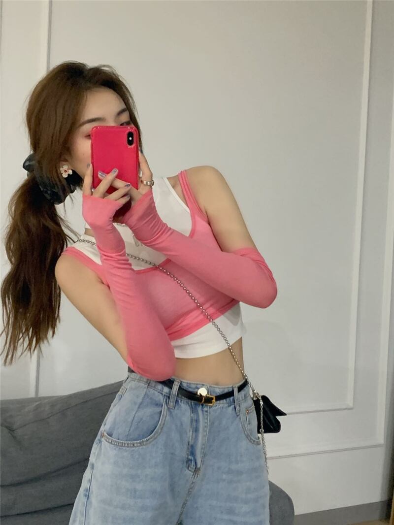 ピンクのインナーデザイン、小さなストラップ、フェミニン、タイトフィットのノースリーブアウターベスト、ショートトップ、アウターウェア ブラックストロベリース36234675018