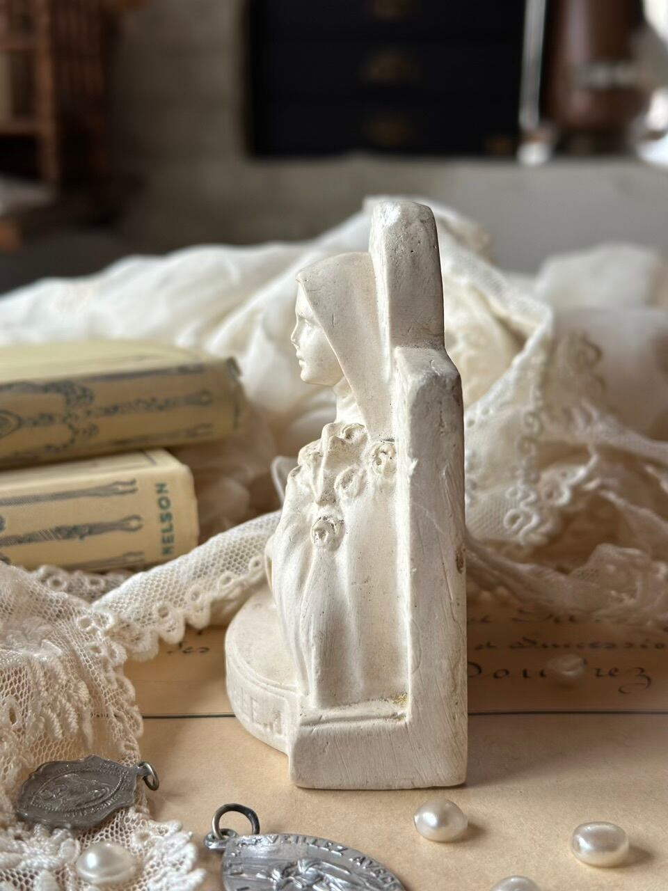 聖女テレーズの小さな石膏像 薔薇と祈り | Brocante de La Cocotte