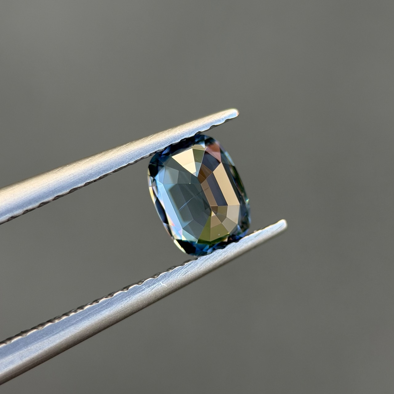 カラーチェンジジルコン 6.1x4.6mm, 0.95ct, ミャンマー産