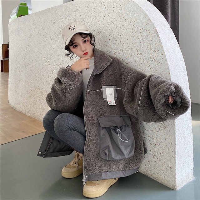 アウター レディース ジャケット フリーサイズ グレー 長袖 ボア もこもこ 暖かい スタンドカラー ブルゾン ジャンパー ドロップショルダー ワンポイント ファスナー ポケット ビッグシルエット ゆったり ルーズ 体型カバー 華奢見え シンプル カジュアル メンズライク ボーイッシュ 大人可愛い おしゃれ 普段使い デート お出かけ 女子会 休日 旅行 通勤 通学 着まわし ファッション コーデ スタイル 送料無料 ユニーク 秋 冬