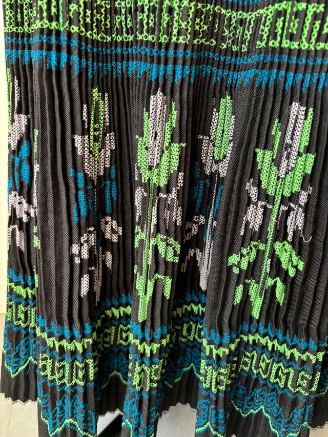 モン族スカート 064 ロング 裾ボリューム 巻きスカート1枚使い 刺繍 藍染布