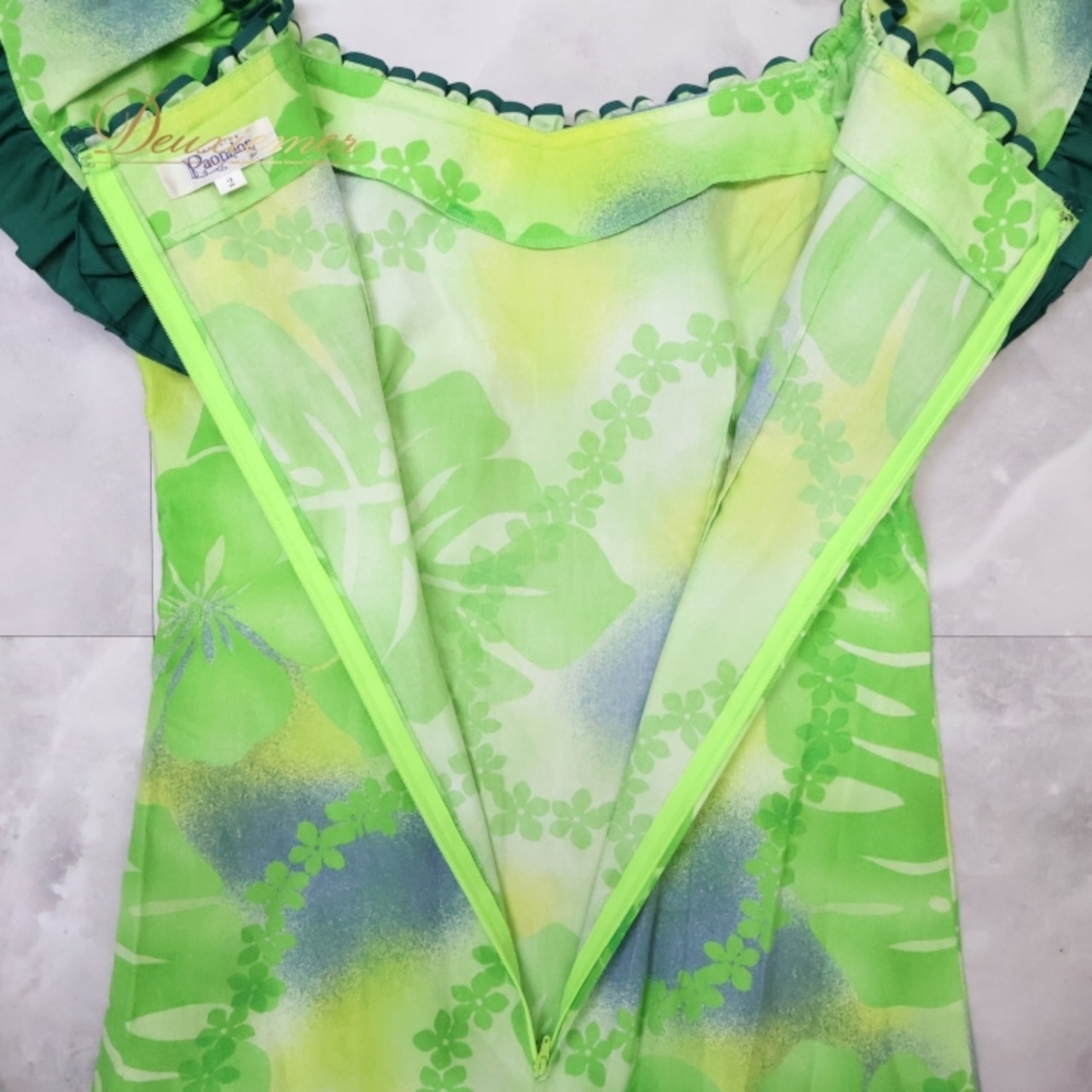 フラダンス 衣装 ワンピース ドレス パンドール グリーン系 Paondor 日本製 ハイビスカス柄 モンステラ柄 レイ柄 フリル ワントーン かわいい 華やか 鮮やか 明るい 緑 黄緑 ハワイアン アロハ ハワイアンプリント フラ ダンス レッスン 練習