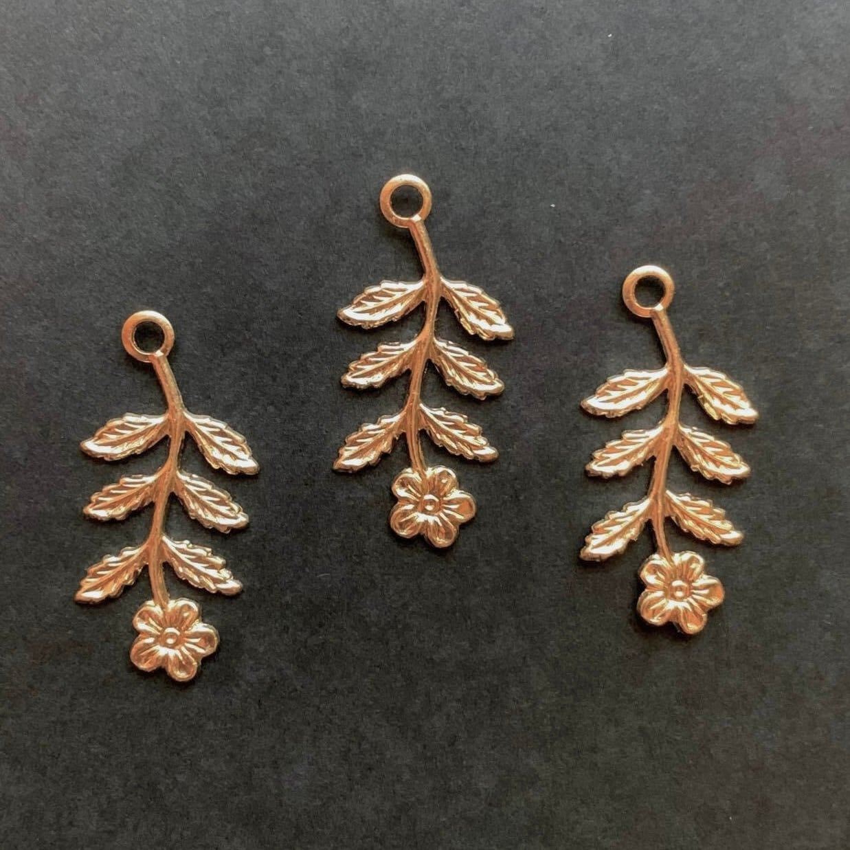 再入荷〉USA真鍮 お花と葉っぱチャーム（29mm） | Dua-アクセサリー