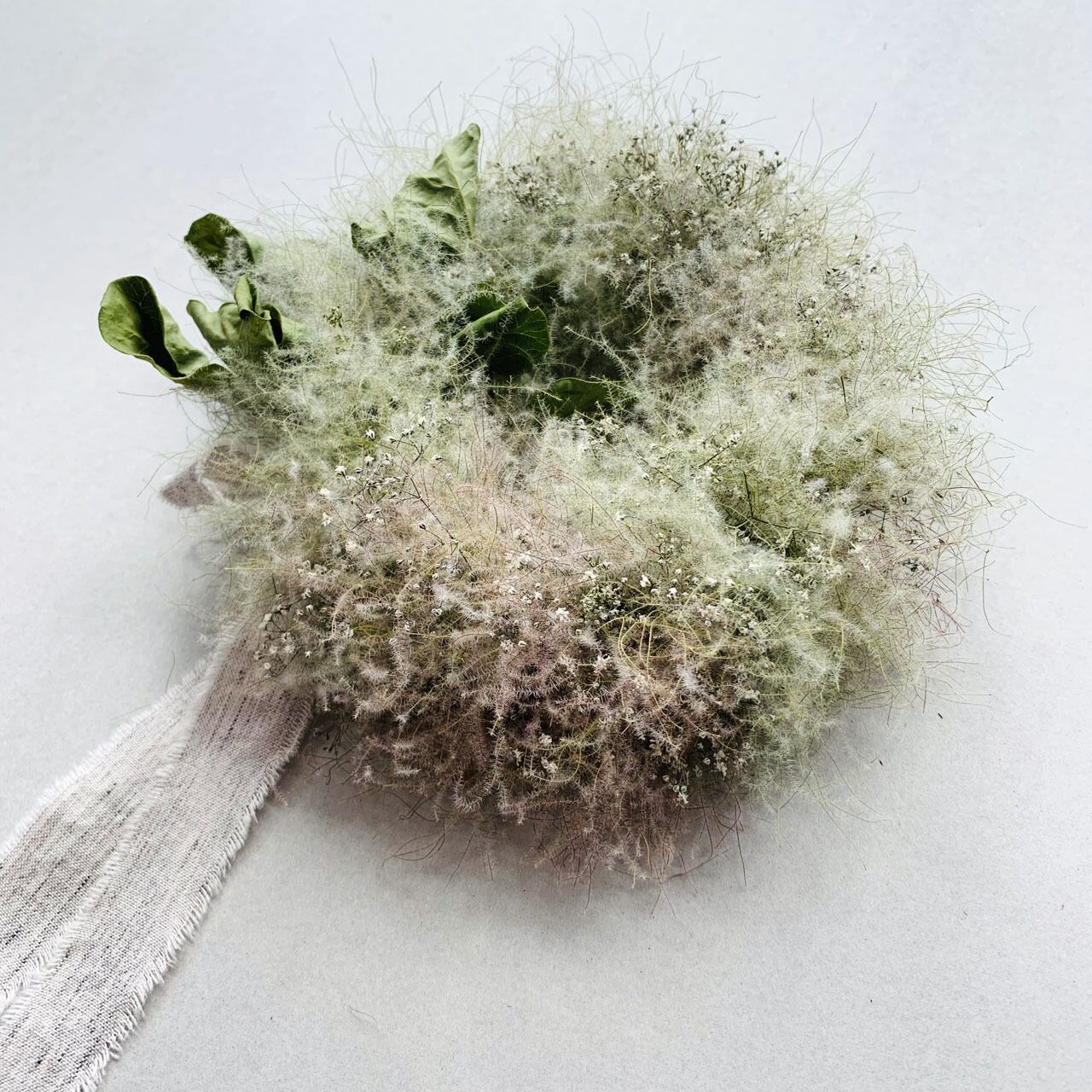スモークツリー の大きい三日月リース　かすみ草　ドライフラワー スモークツリー の大きい三日月リース かすみ草 ドライフラワー | 星空