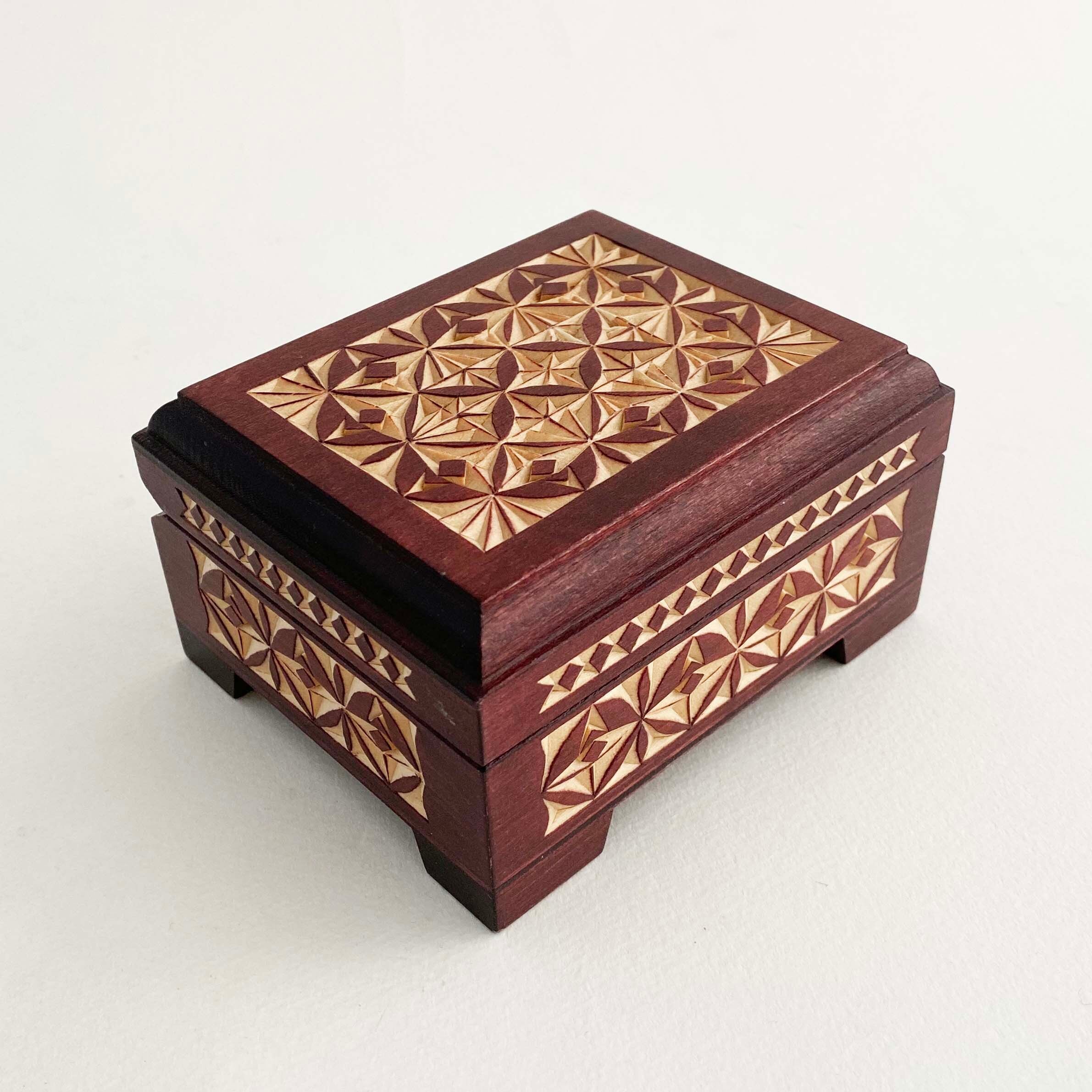 キーロフの木彫ひみつ箱(小)