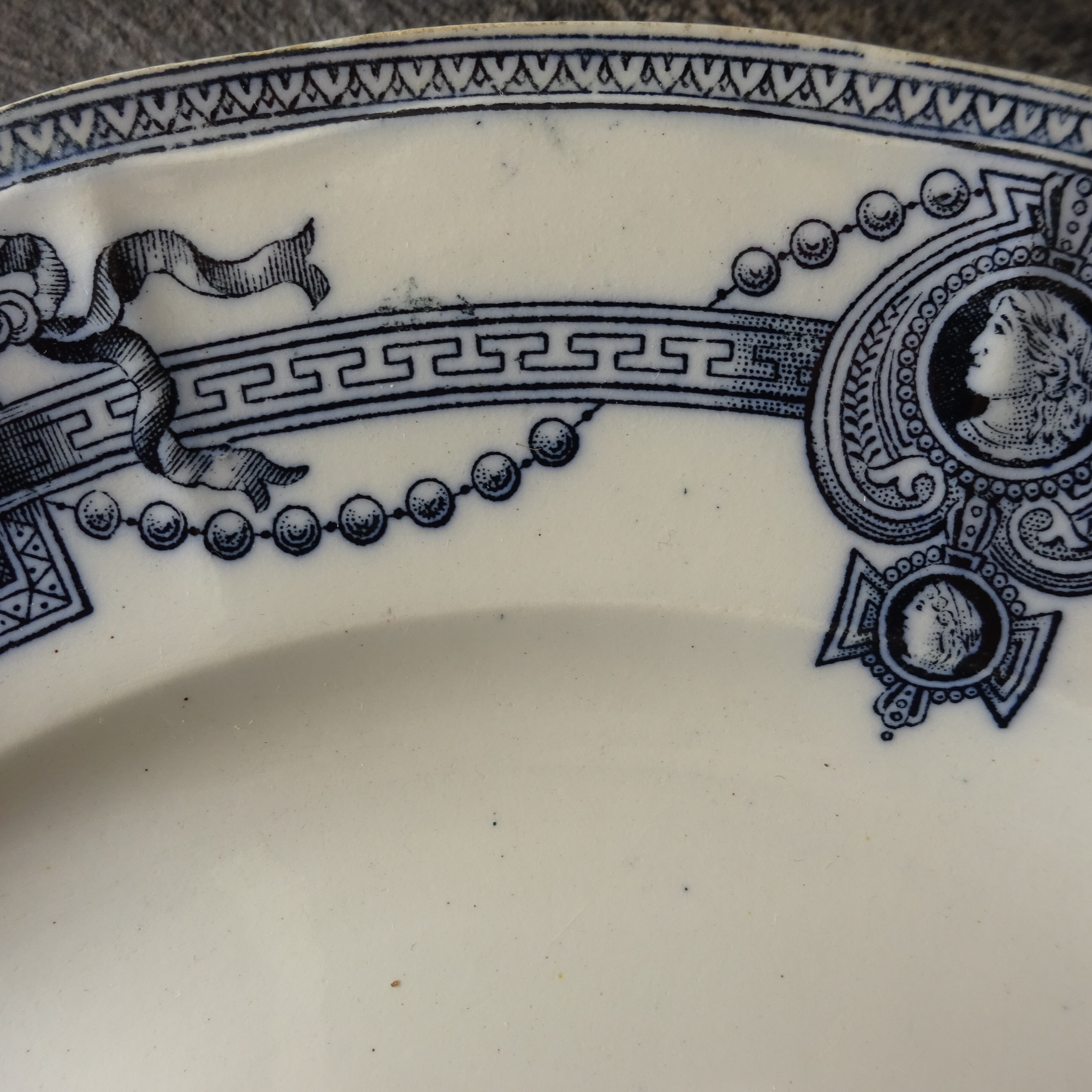 【 Épuisé 】ST AMAND ET HAMAGE NORD  modèle《MÉDAILLON》Assiette plate (C)