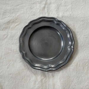 小さなピューターの花リムプレート