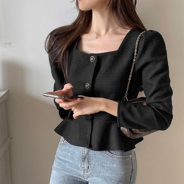 ブラウス トップス シャーリング ペプラム ショート丈 ボタン プルオーバー スクエアネック 襟なし タック レディース パフスリーブ クロップ シャツ 長袖 フリル ガーリー オシャレ シンプル 可愛い キレイめ 上品 カジュアル 春 夏 秋 冬 デイリー おでかけ 公園コーデ アウトドア 普段着 王道 万能 ミニマム スマート コンパクト 細見え スタイルアップ 高見え 新鮮 上級者 主役級 鮮度アップ トレンド 動きやすい 軽やか ゆったり 体型カバー インスタ映え ブルー ワンサイズ ブラック