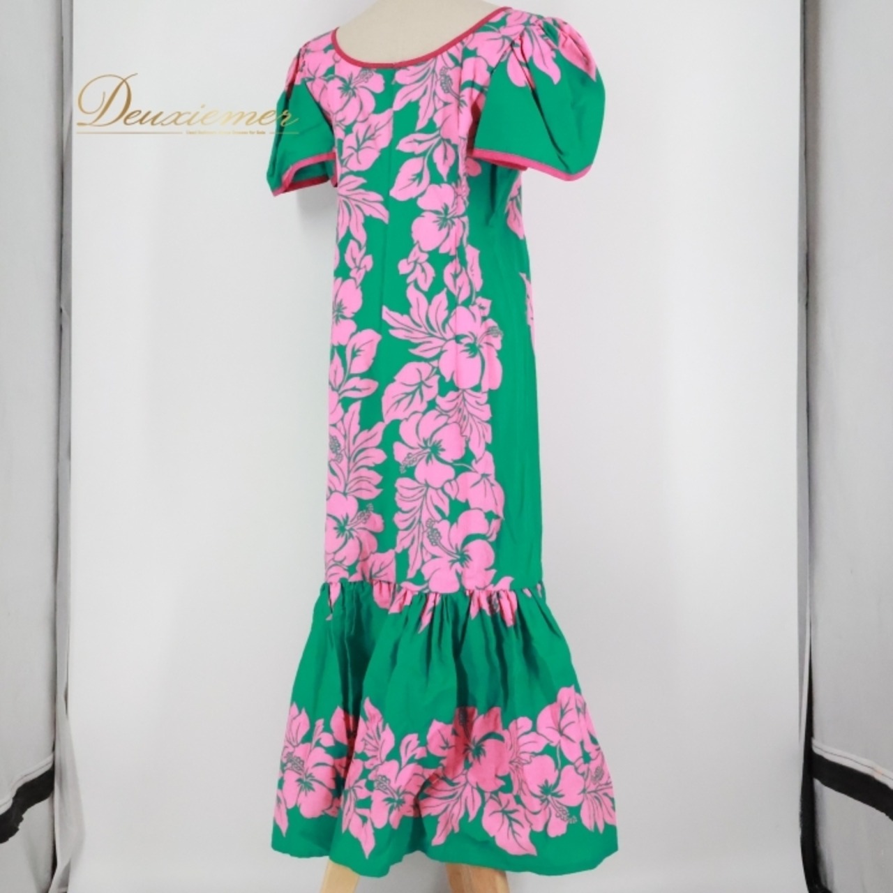 フラダンス 衣装 ワンピース ドレス グリーン系 ハイビスカス柄 ハワイアンプリント アロハ ハワイアン レッスン 練習 フリル リボン フラワープリント かわいい おしゃれ 華やか 鮮やか ピンク系 緑 フラ ダンス フラダンス衣装 カジュアルファッション ハワイ アロハシャツ 舞台衣装 トロピカル さわやか フレアドレス 女性用 フラワー模様 リボン付き フェミニン