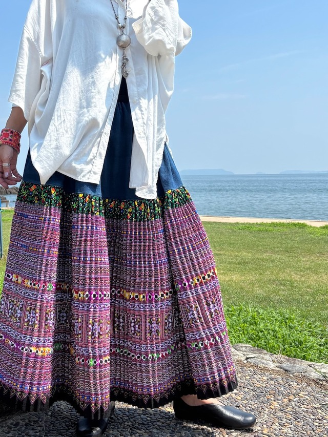 モン族スカート 059 ロング 花モン手刺繍 裾ボリューム 贅沢に巻きスカート1枚使用 藍染布