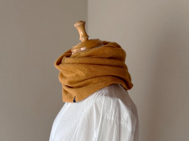 温度を纏う。純カシミヤねじりスヌード ［Basic Design］マスタード