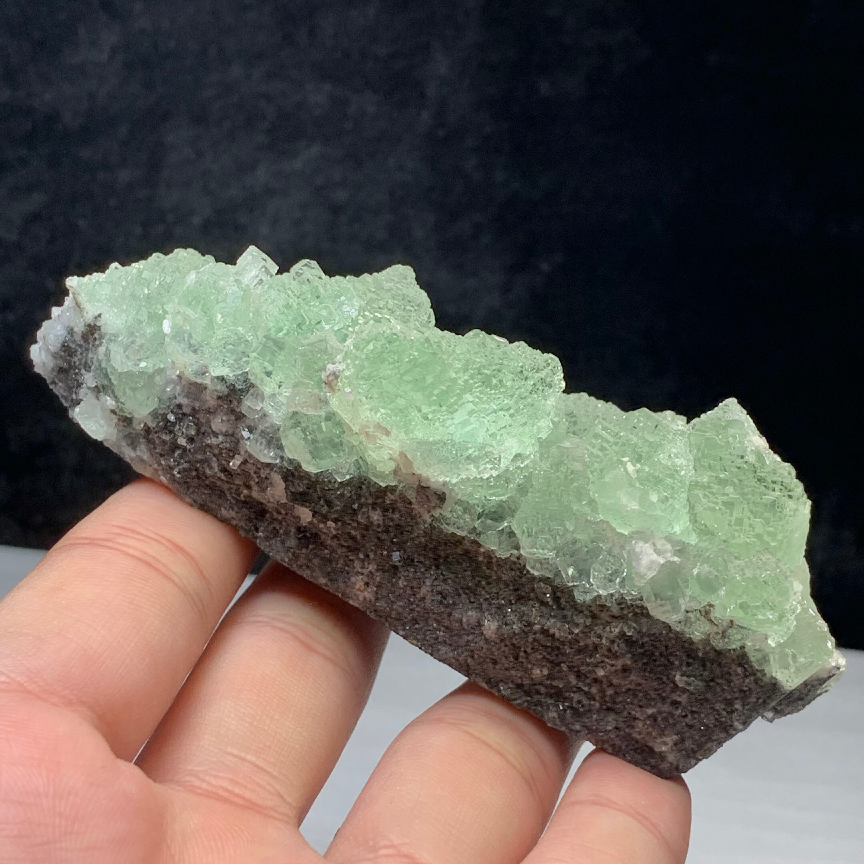 雪をかぶったような淡いグリーンフローライト原石クラスター 美☆結晶が美しく透明度が高いグリーンフローライト原石クラスター