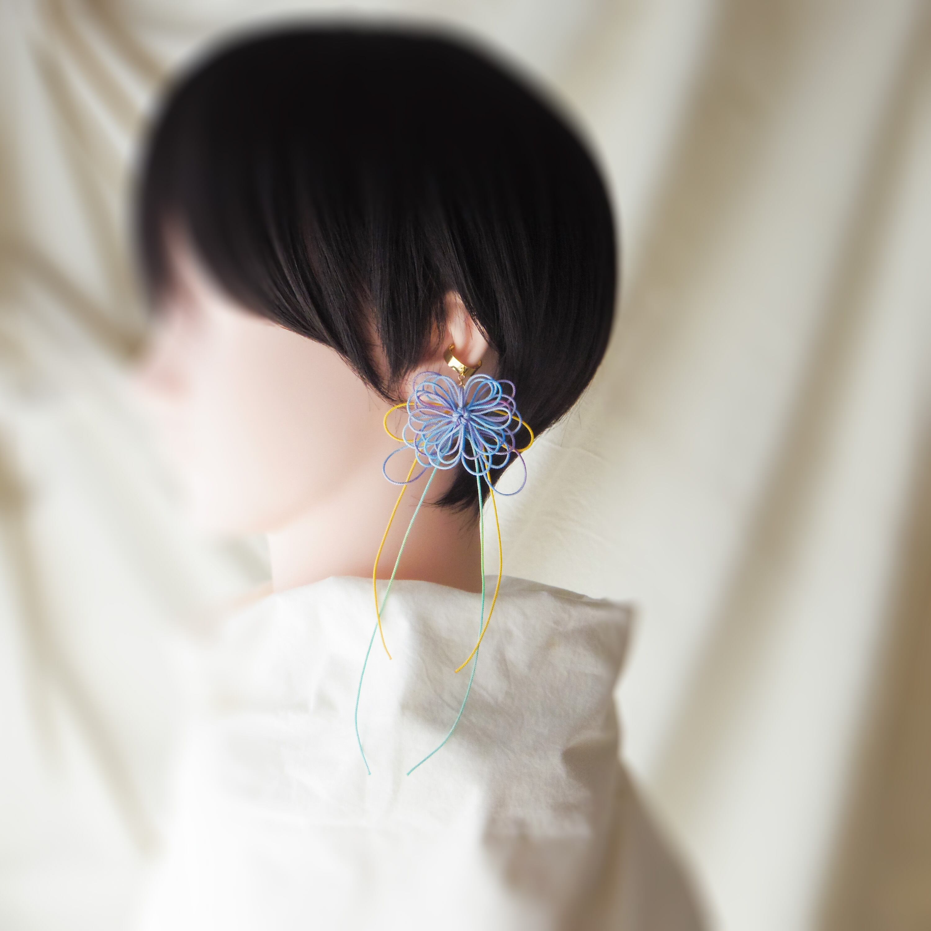 飾り結びかたっぽイヤーカフ「ハナメグル・露」 | 手染め紐による大輪の花。浴衣・着物・洋装にも。