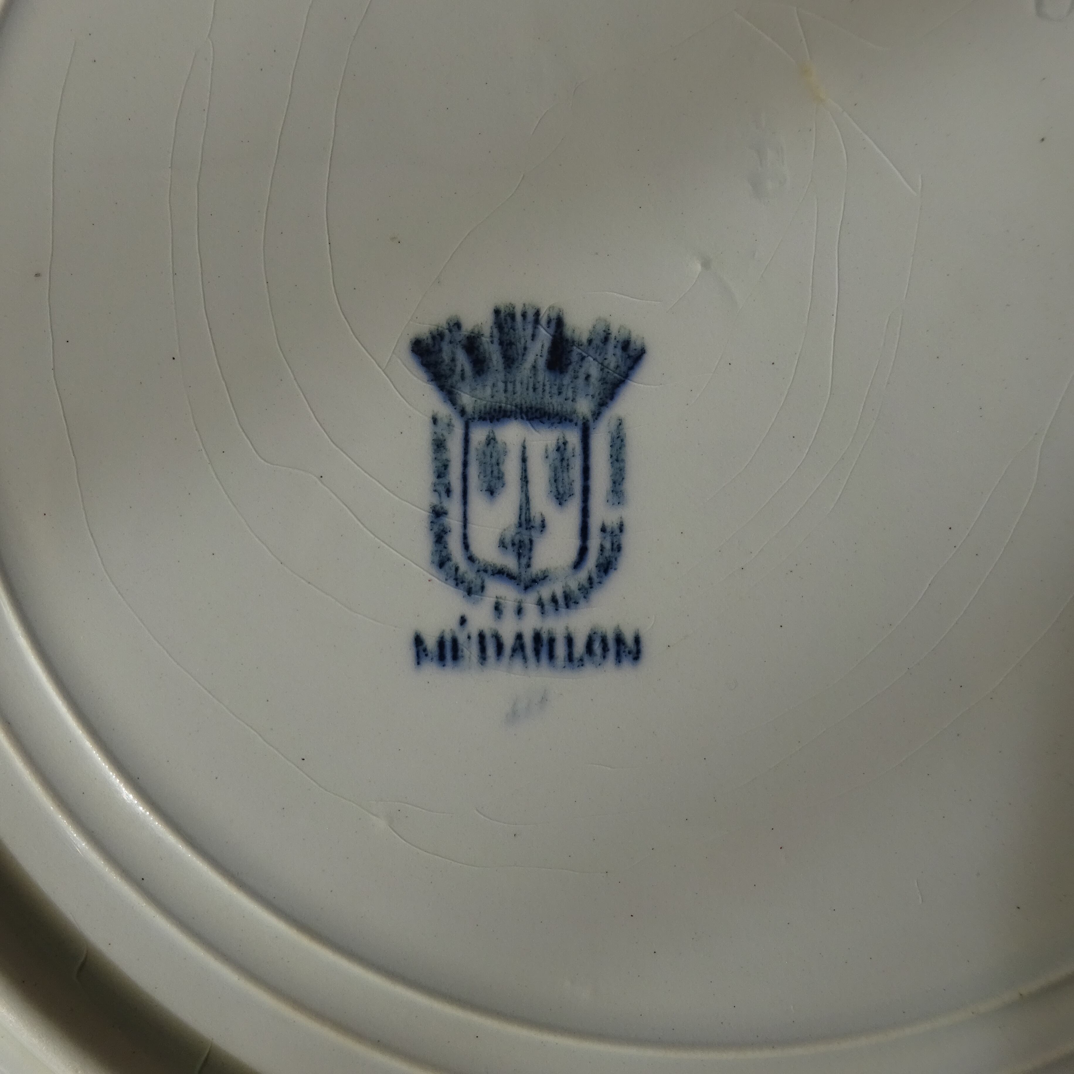 ST AMAND ET HAMAGE NORD  modèle《MÉDAILLON》Assiette plate (A)