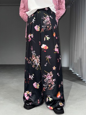 satin flower wide tuck pants / black × pink