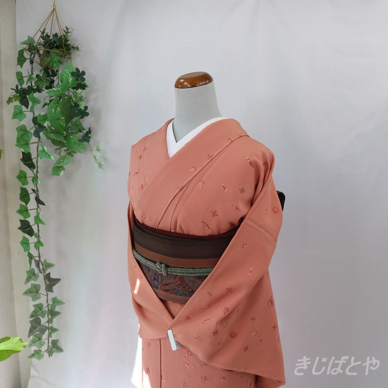 シルバーがかった糸による刺繍模様が美しい着物袷ユキ68