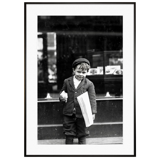人物写真 1910年アメリカミズーリ州セントルイスで新聞を売る5歳の男の子 インテリアモノクロアートポスター額装 ヴィンテージ写真 AS2426