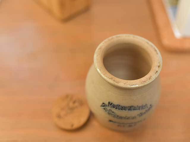 ぽってりとした形がかわいい陶器のマスタードポット　ベルギー製