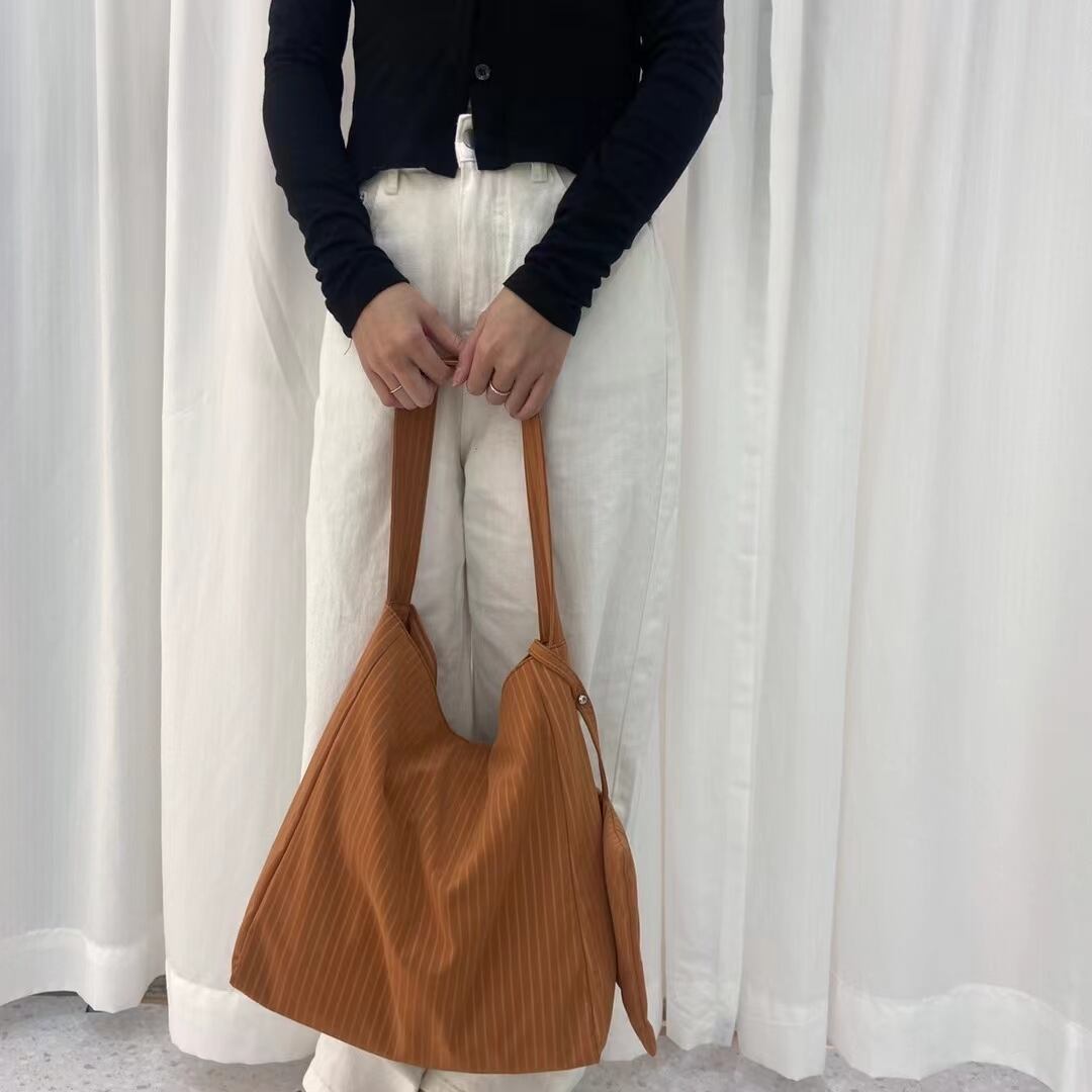 ピンストライプ　ポーチ付きバッグ　AS19-K8810