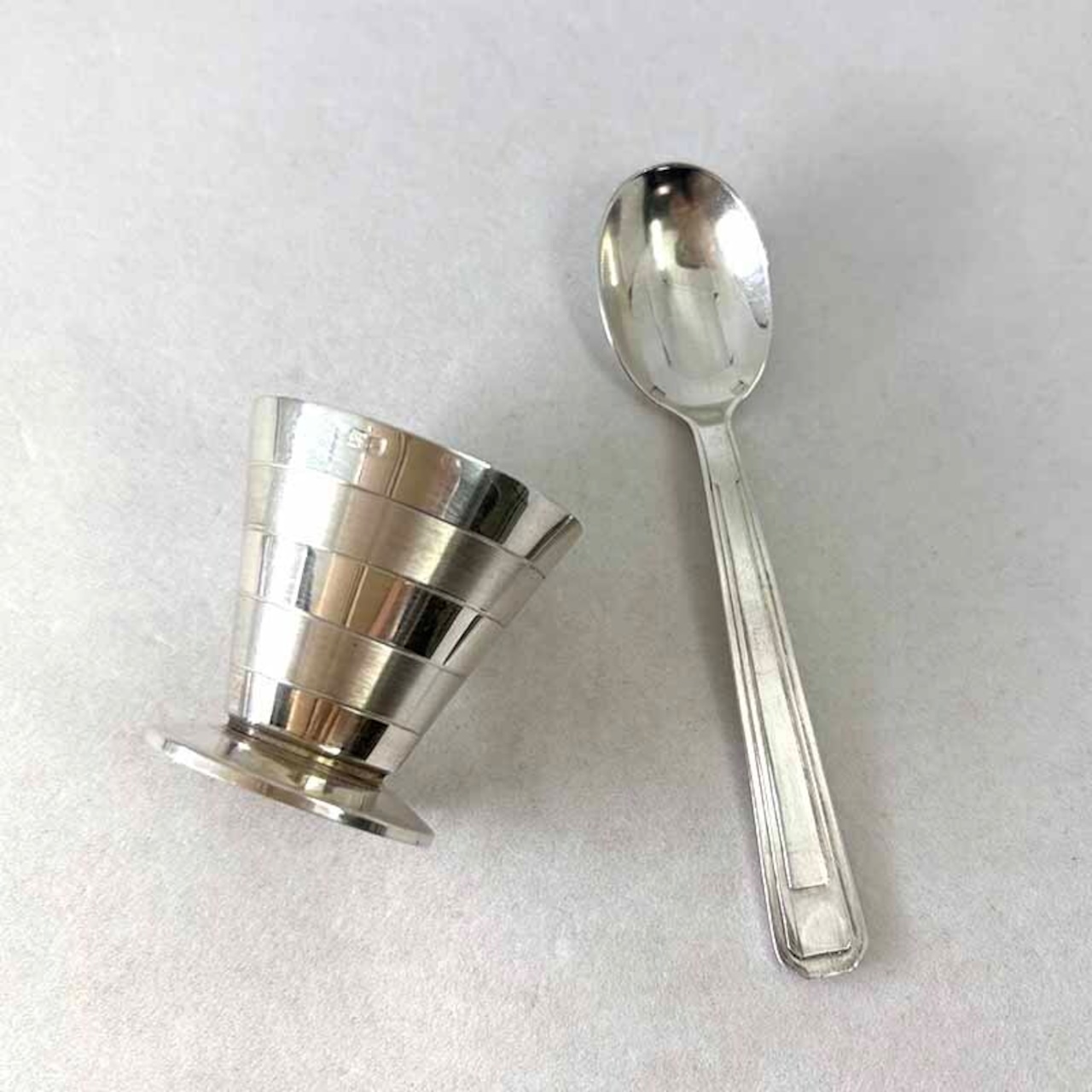 エッグスタンドセット　シルバーカップとスプーン　ケース入り　ベビーギフト　お祝い用　12twef8