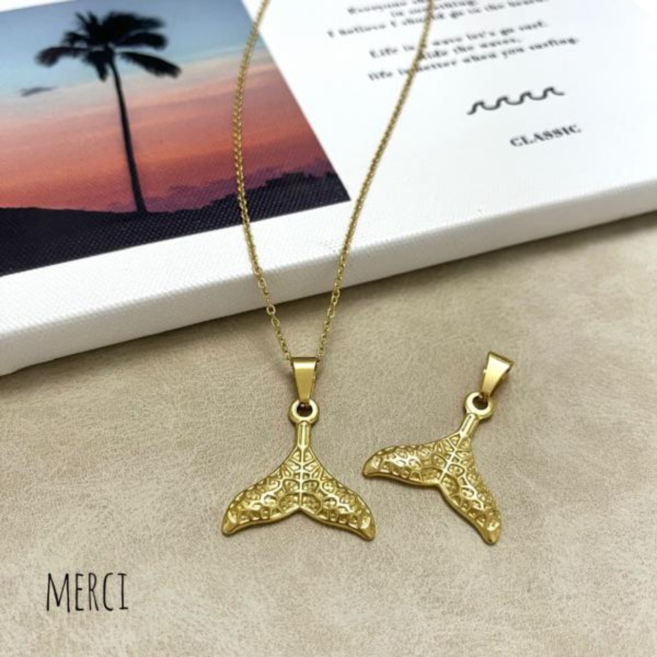 ホエールテールデザインゴールドステンレスフック付きペンダントチャーム/SUS304 /パーツ/クジラ/