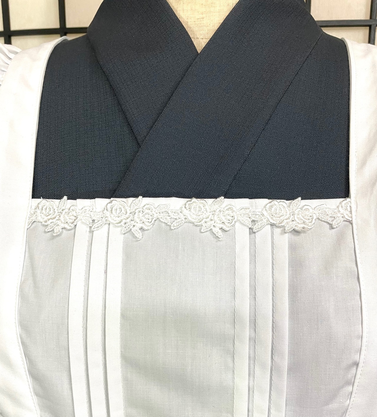 フリルエプロン（白・黒）