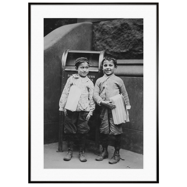 人物写真 1910年アメリカ ペンシルベニア州フィラデルフィアで新聞を販売する子供たち インテリアモノクロアートポスター額装 ヴィンテージ写真 AS2416