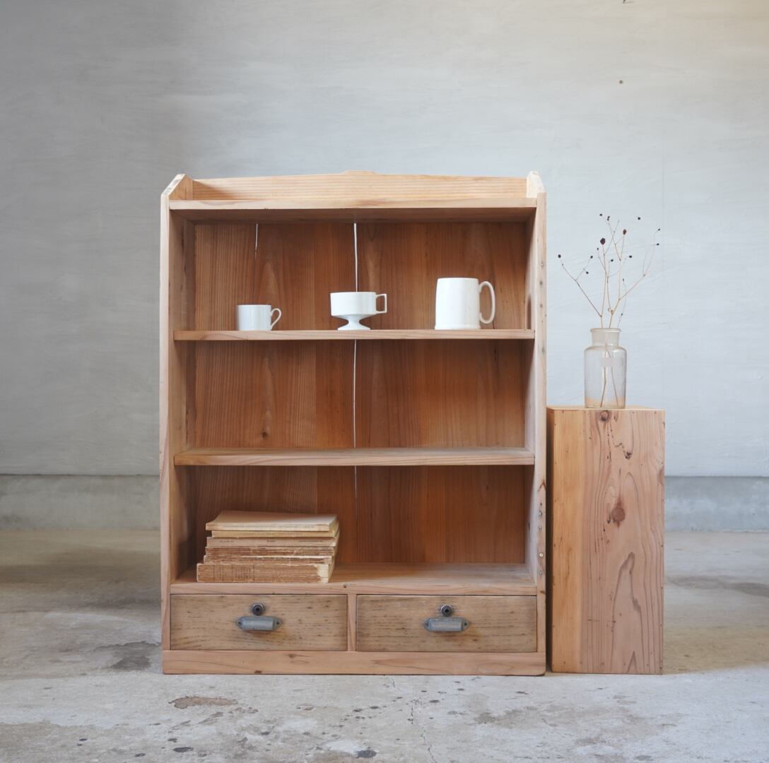 引き出しのついた木製棚