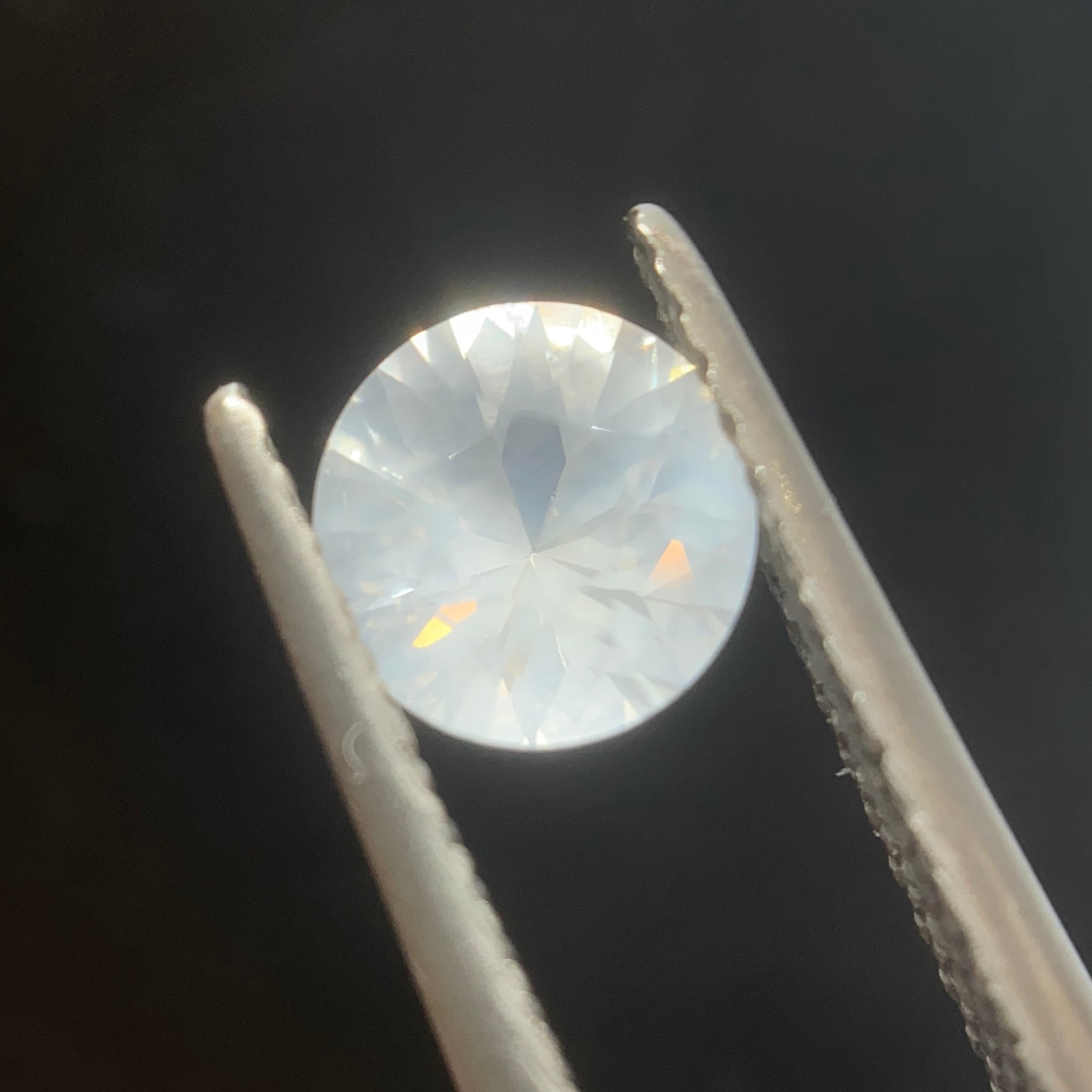 シルキーホワイトの美しいサファイア