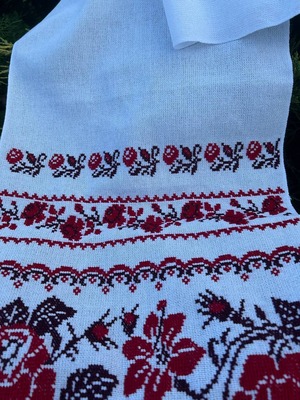 ウクライナ伝統手刺繍祭具タオル「ルシニク」