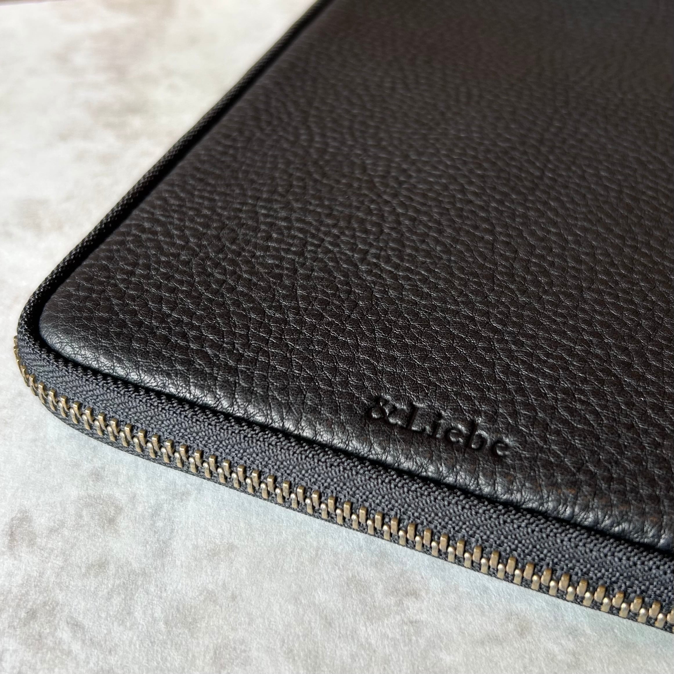 ＆Liebe「開くたび、ときめく 文具ポーチ（ぺブルヌメ革）」／5本差し