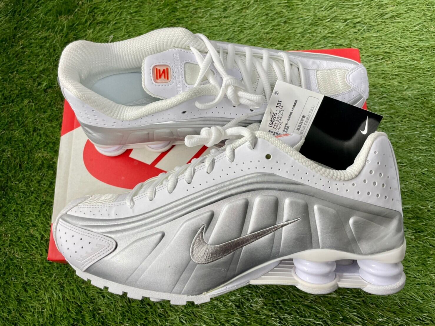 NIKE SHOX R4 WHITE/METALLIC SILVER 104265-131 27.5cm 30KJ0373  