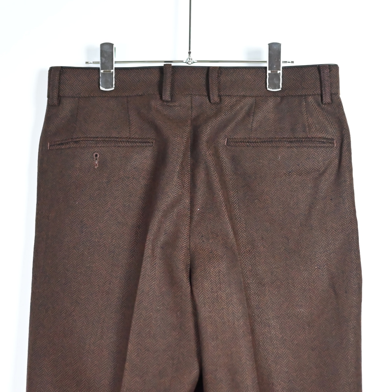 INTERIM / INDIA WOOL CLASSIC HERRINGBONE WITH LEATHER PIPING 2-TUCK STRAIGHT SLACKS