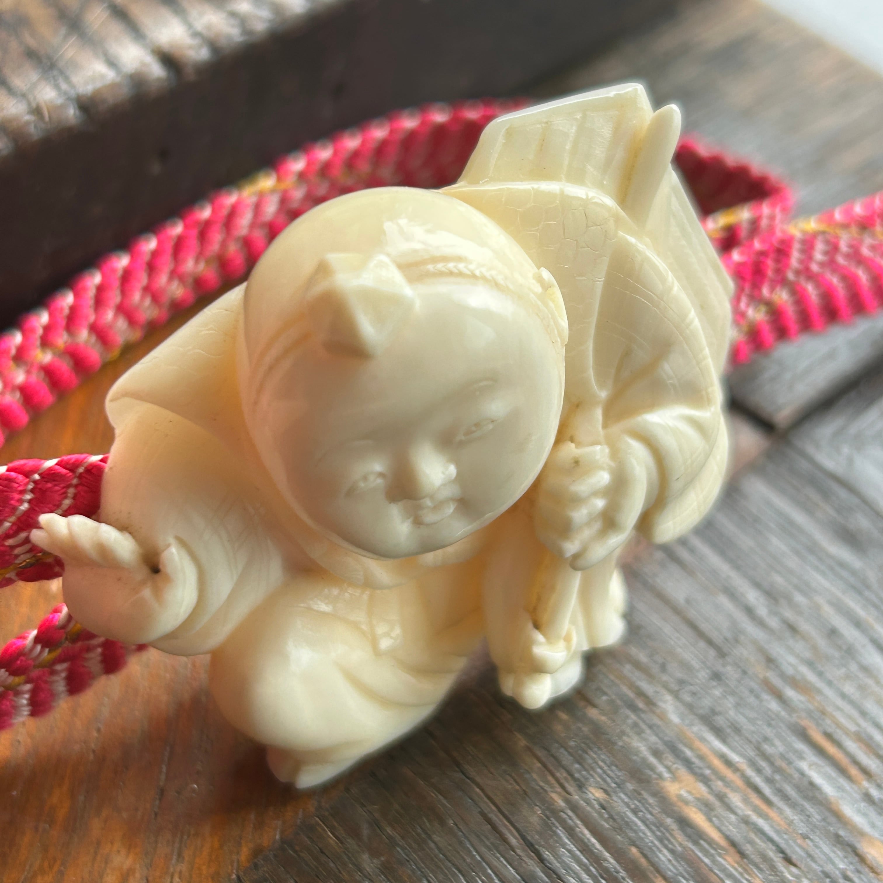 アンティーク　マッコウ鯨歯　なんだか福々しい中間の帯留め