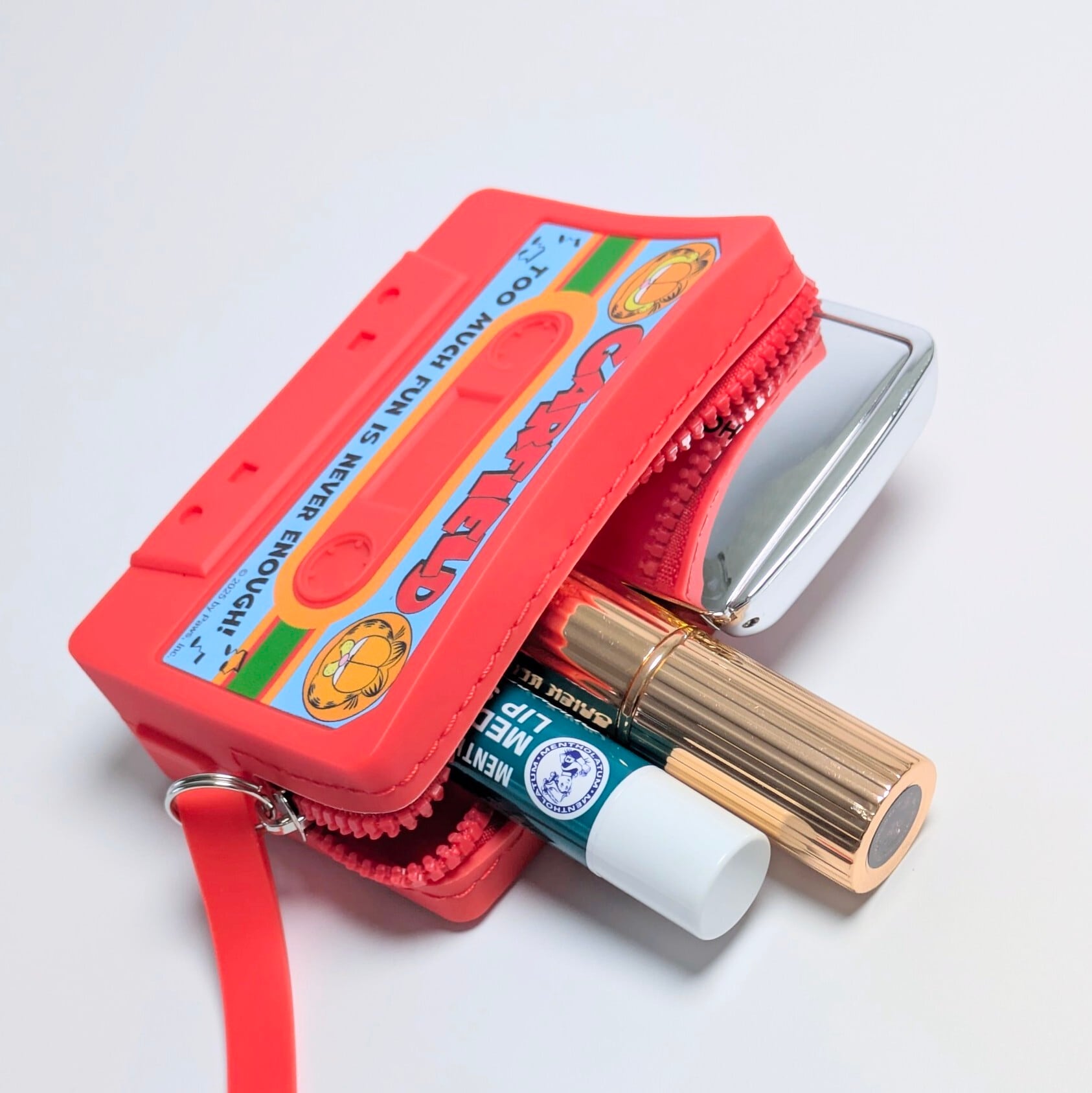 【 Garfield ( ガーフィールド ) 】SILICONE POUCH ( シリコーンポーチ ) カセットテープ型 ストラップ付き / 小物入れ / コインケース / コスメポーチ / シリコン〚アメリカン雑貨 アメトイ〛