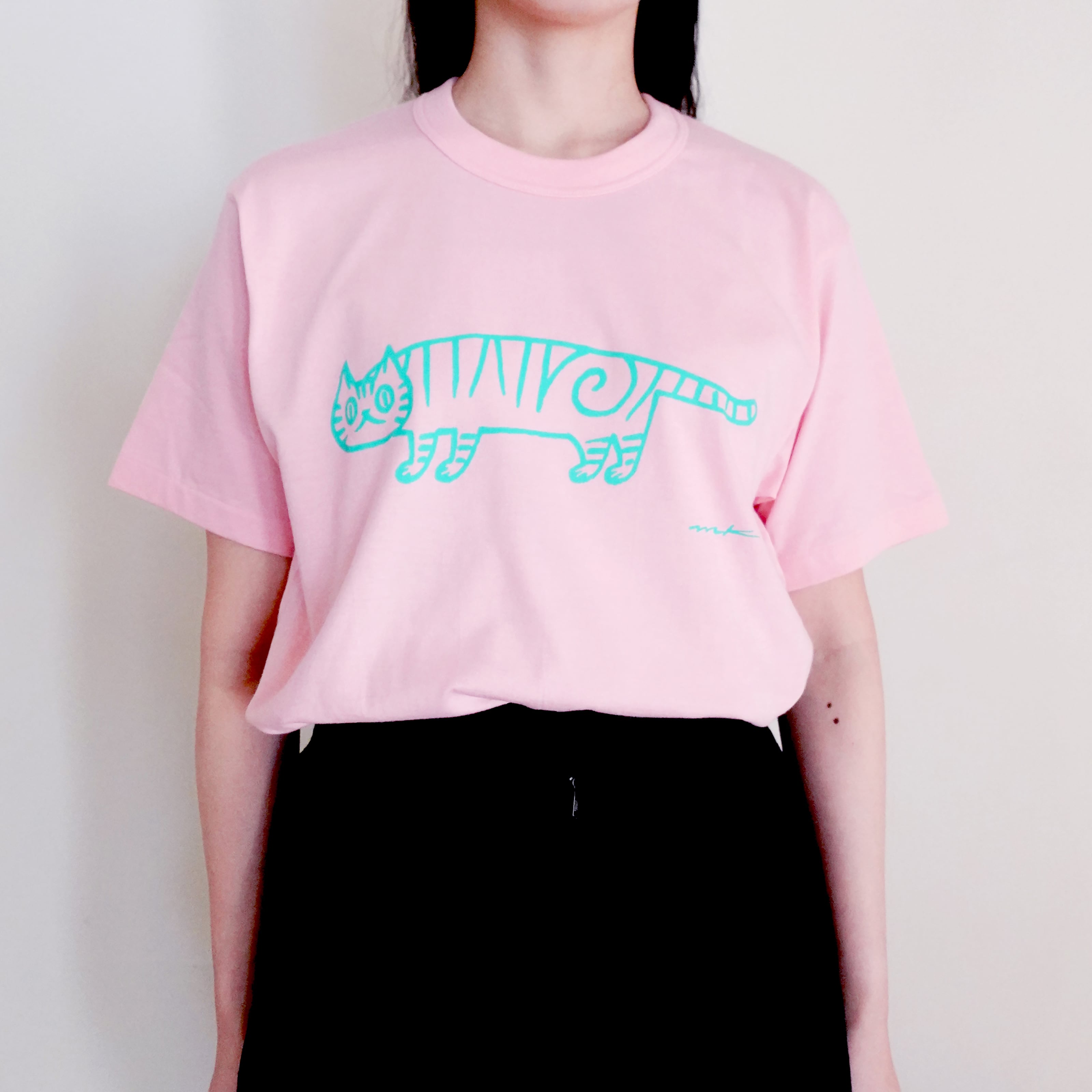鹿児島睦「Tシャツ」ネコ・ピンク／ワニ・ブラウン Sサイズ | ブルー